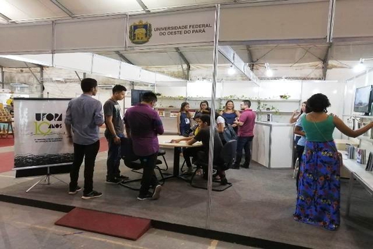 Espaço da Ufopa na Festa Literária aberto para visitação do público. Foto: Lenne Santos.