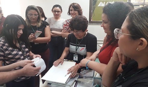 Servidores do Sibi recebem treinamento para uso e manuseio da tecnologia antifurto RFID.